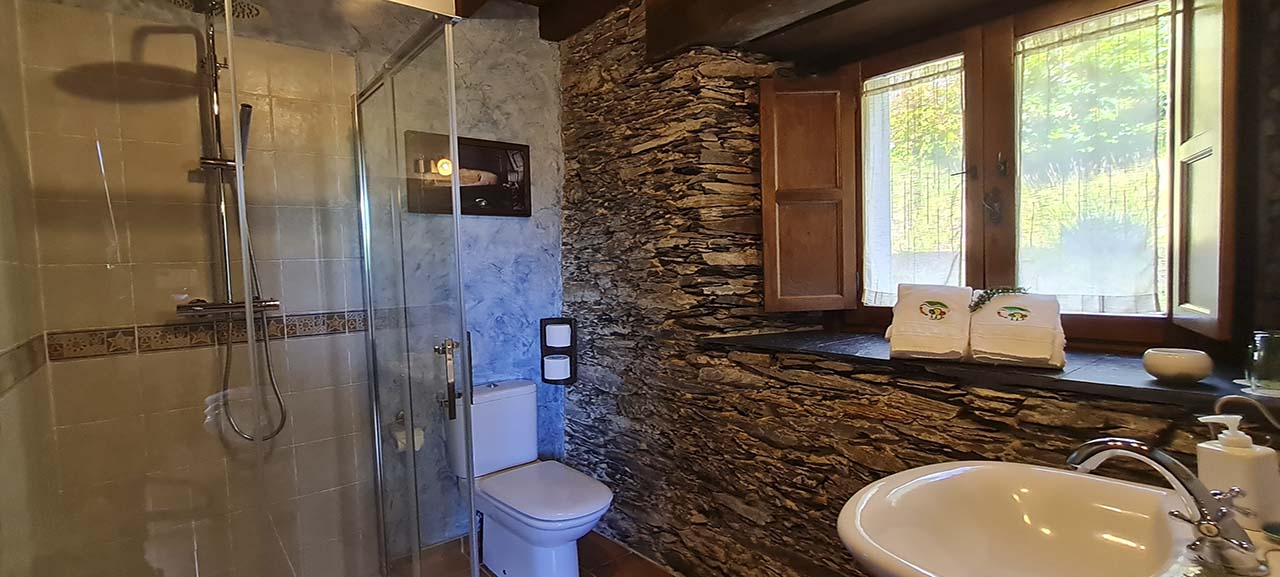 Apartamento Madera con Detalle del Baño